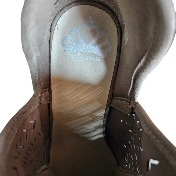 Fergalicious By Fergie Harvey Ankle Bootie Suede Leather Taupe Womens Size 8.5 - Picture 7 of 8